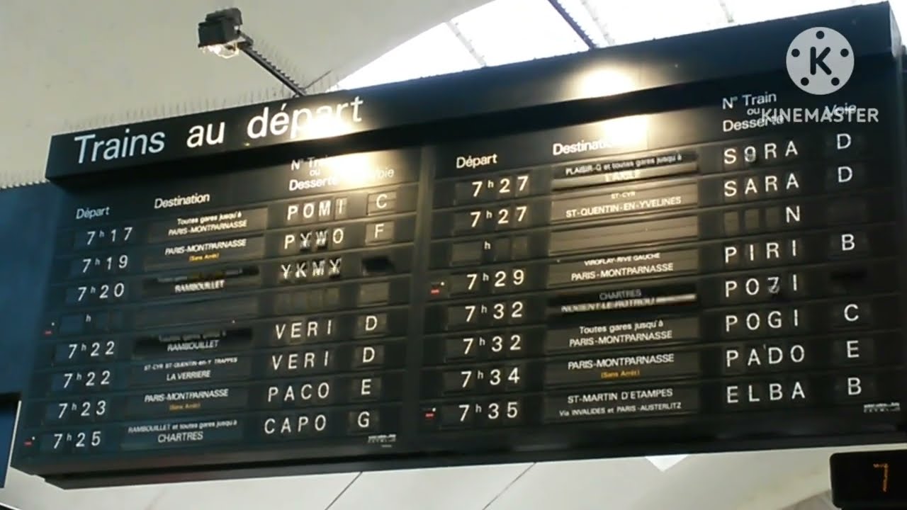 Gare SNCF de Versailles Chantiers : le panneau d'affichage à palettes (Solari board) le 13 Août 2015