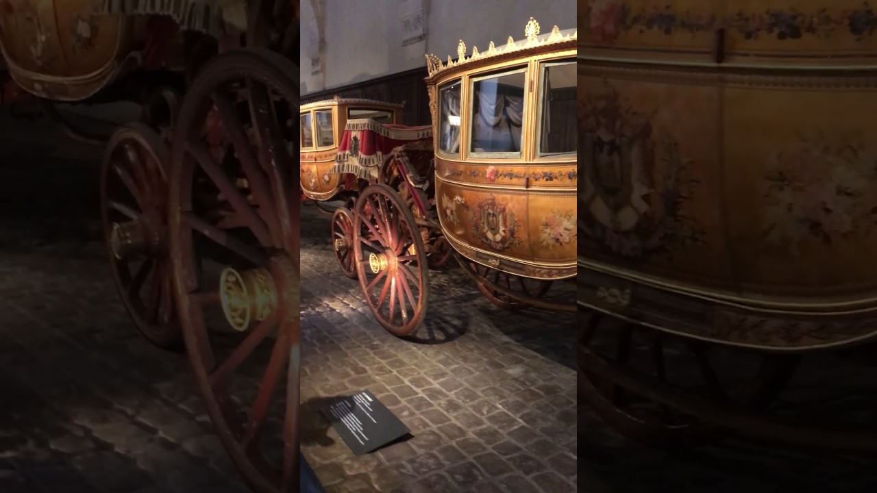 À Versailles l'écurie du roi ( les carrosses )