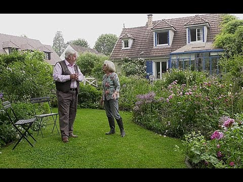 JARDIN PRIVÉ ROMANTIQUE ET FLEURI DANS UN VILLAGE D'ÎLE-DE-FRANCE